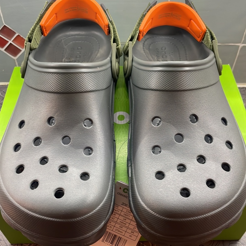 Men’s 9 Women’s 11 Gray Crocs NWT